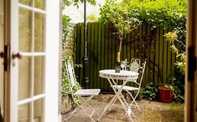 Joivy Boutique Apt With Patio In New Town